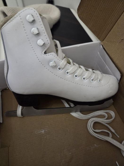 Коньки детские белые