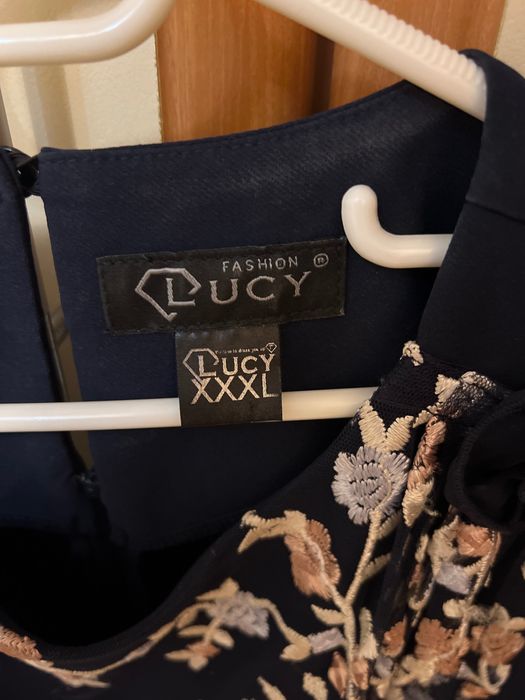 Елегантна рокля с флорални мотиви