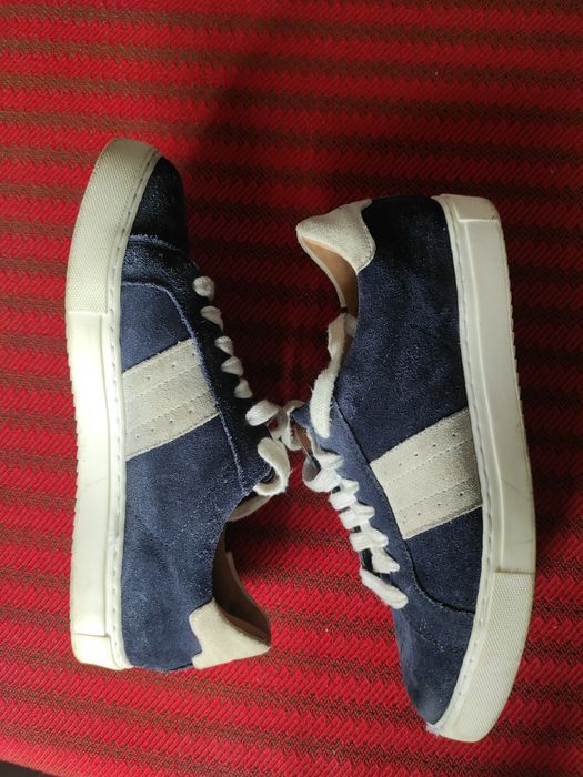 Adidași din piele numărul 40, ușori, practici, comozi