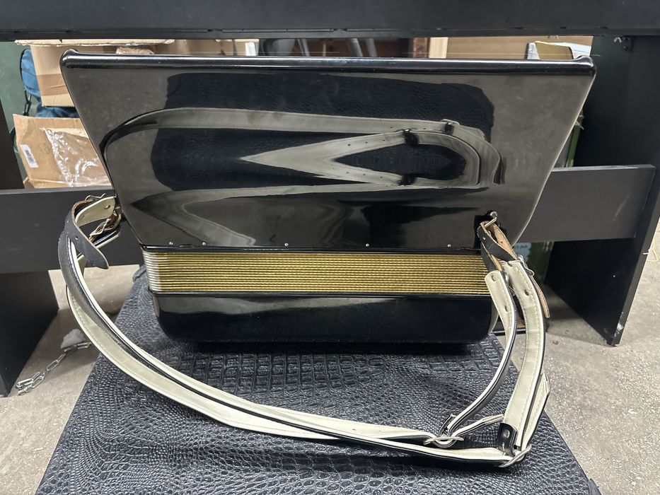 Acordeon Hohner Lucia 4p cu 96 de basi