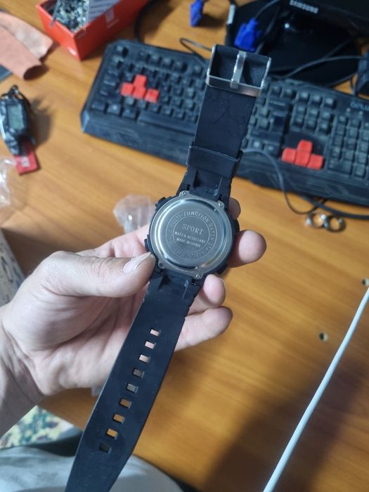 Новые спортивные часы водонепроницаемые