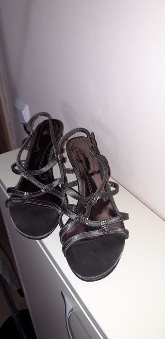 Продавам официални сандали