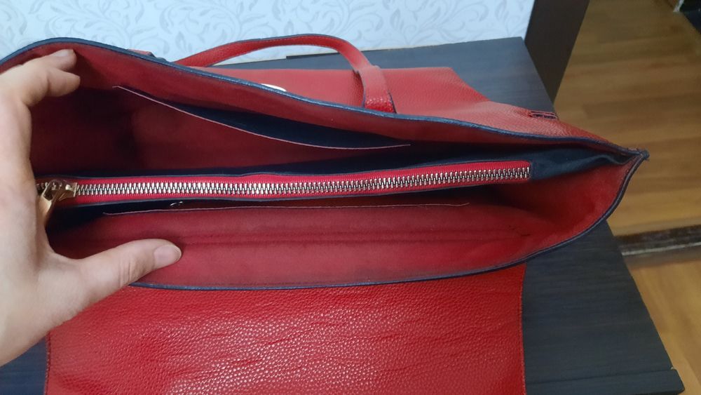 Сумка красная в нормальном состоянии