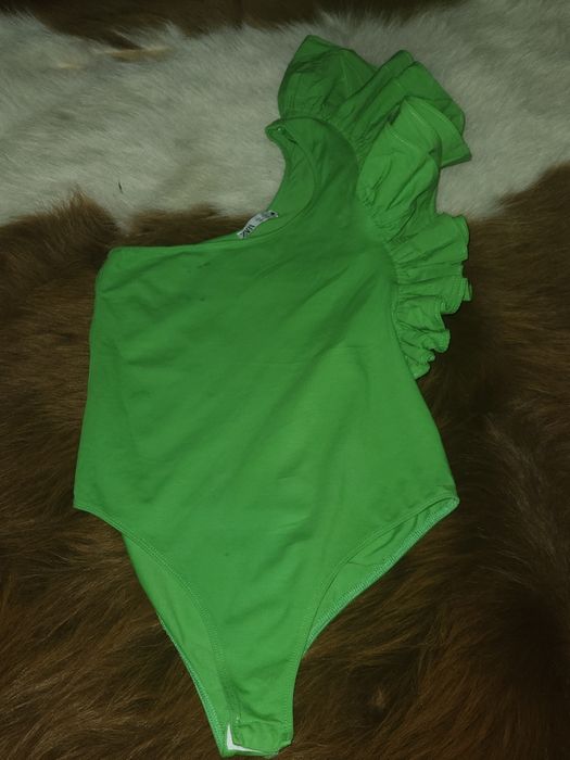 Vand body Zara verde M pe un umar cu volan