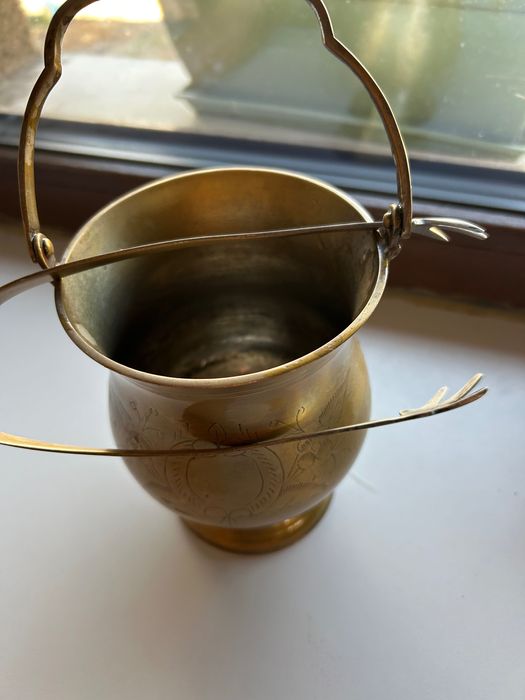 Меден съд с щипка