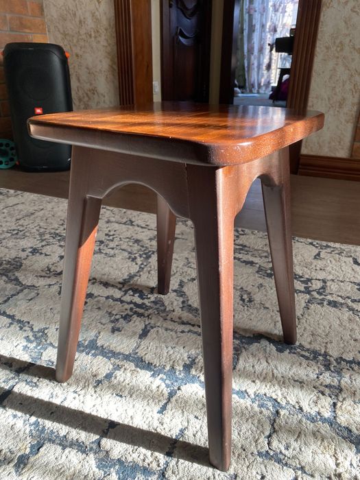 Табуретка деревянная