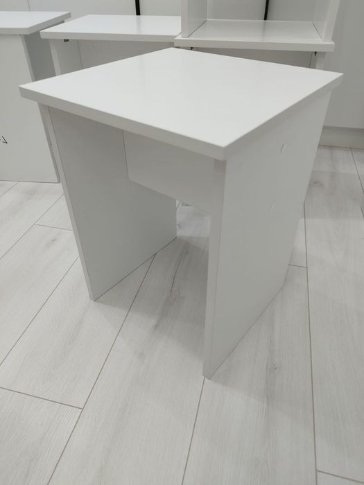 Табуретки белые. Новые.