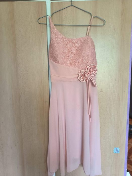 Vând Rochie elegantă.