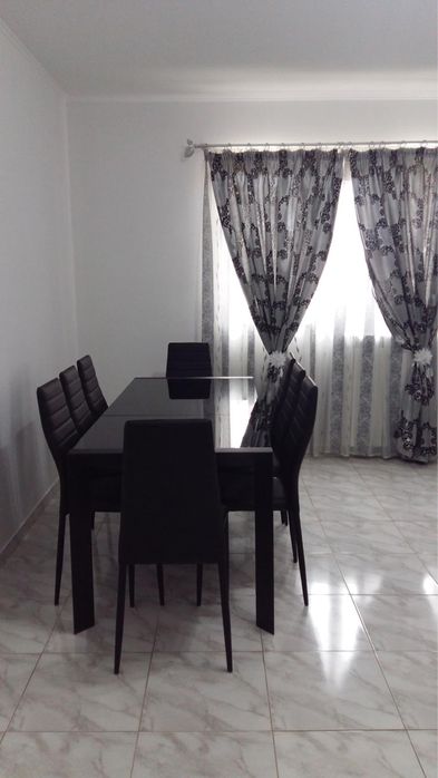 Masa extensibila de sticla cu 8 scaune