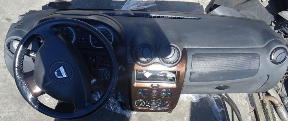 Plansa de bord Dacia Duster din 2012 cu airbag volan si pasager