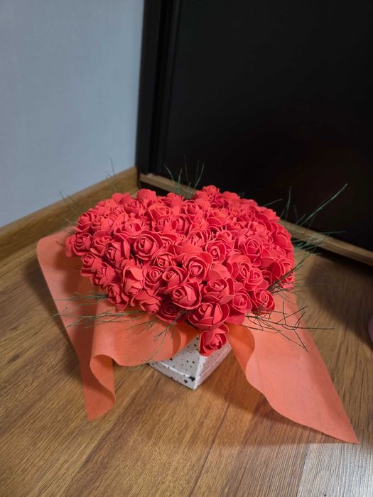 Вечни рози в кошнични и кутии