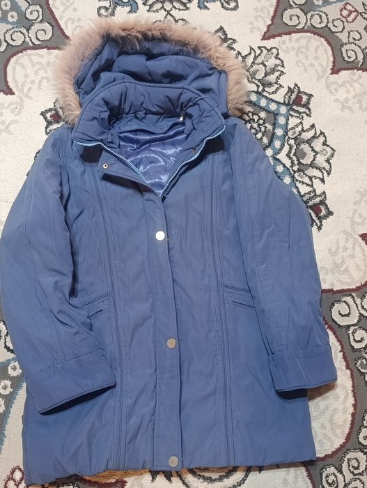 Женская куртка синего цвета.