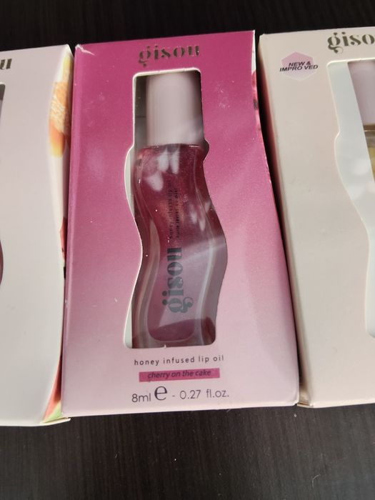 Uleiul de buze infuzat cu miere Gisou (Gisou Honey Infused Lip Oil).