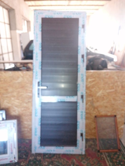 Двери алюминивые 1.8 * 0.7 см.