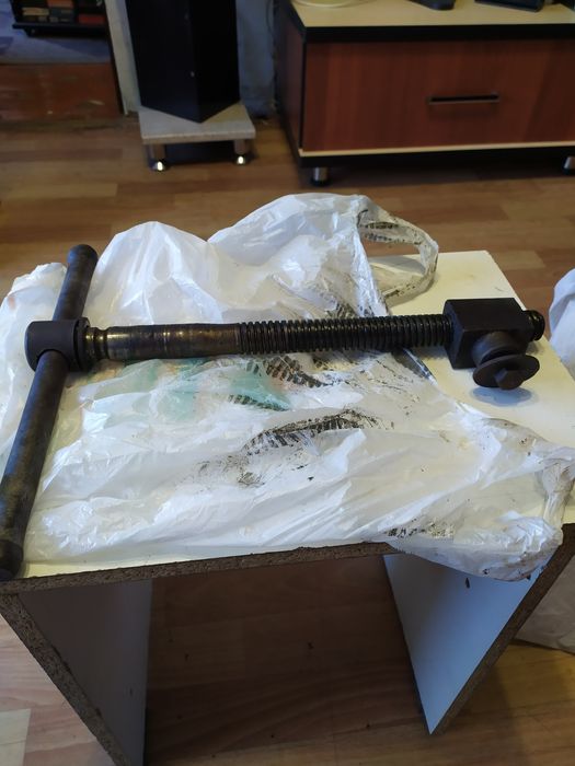 Винт от тисков , диаметр резьбы 25 мм ,