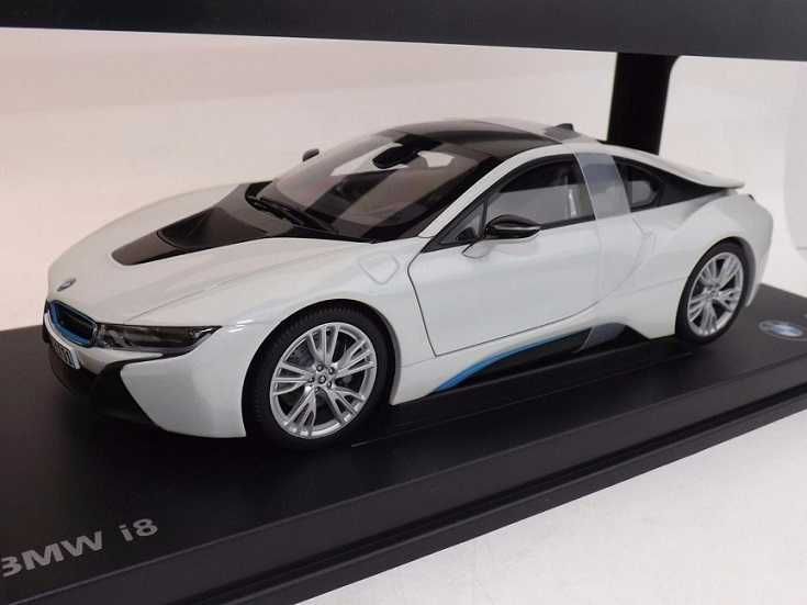 1:18 BMW i8 Crystal White.
