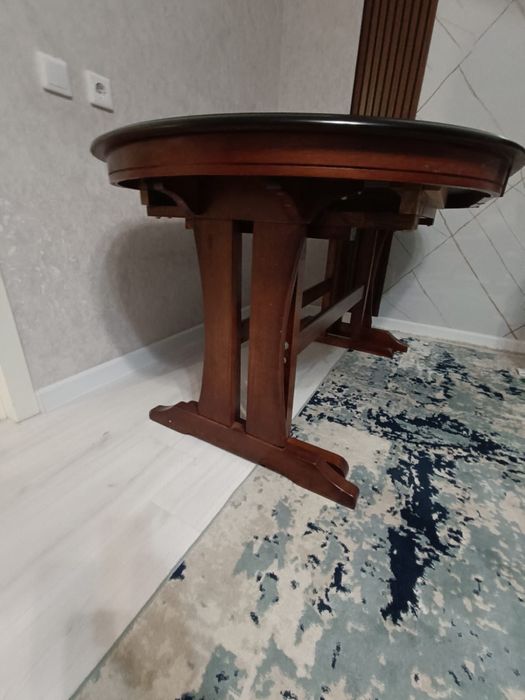 Стол деревянный для гостей