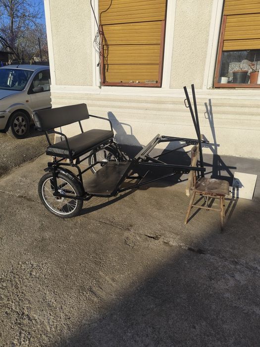 Șaretă nouă pentru ponei cu tapițerie din piele și rude reglabile .