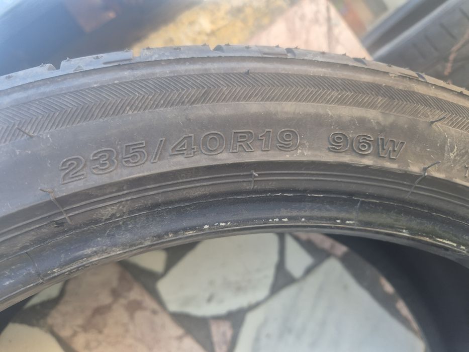 Vând 3 bucăti de cauciuri Bridgestone 2 din ele sunt Dot 22 dar sunt bune si cealalta Dot 2025 
Dimensiuni 235/40/R19 
Made in Polonia 
300 de lei buc