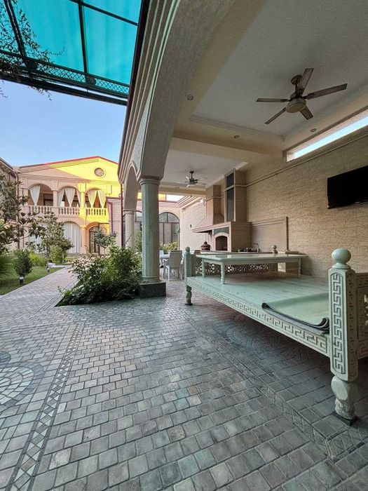 Продаётся роскошный дом с бассейном, лифтом и великолепным двором!