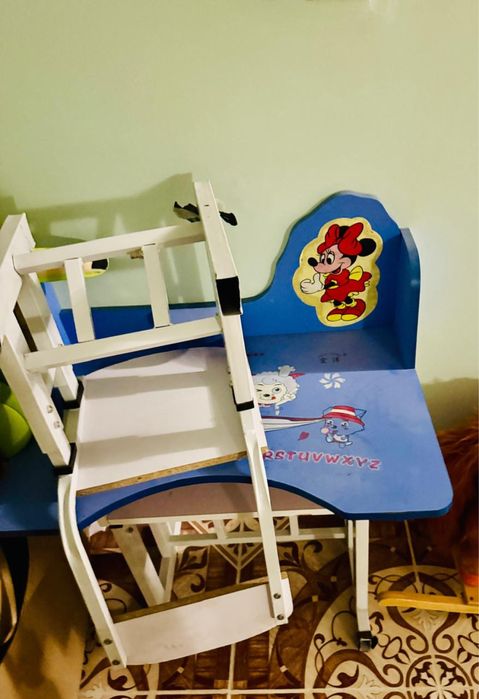 Продам детскую парту со стулом