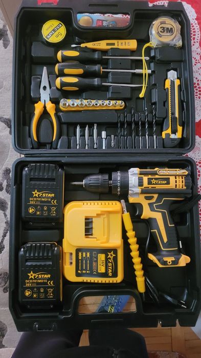 Vand trusa bormasina cu 2 acumulatori.