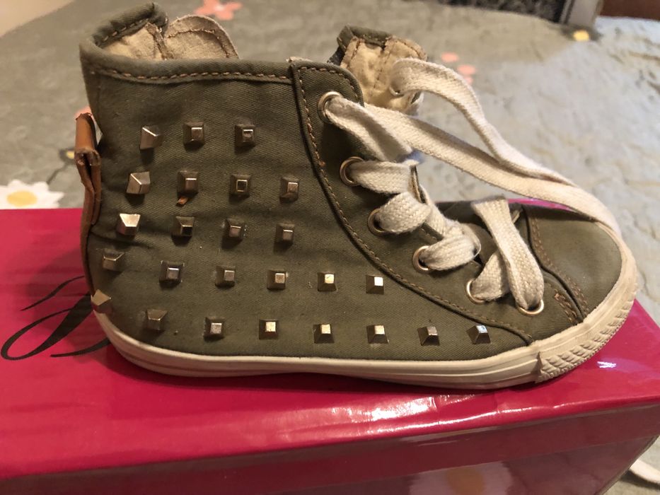 Продаются кеды и слипоны.