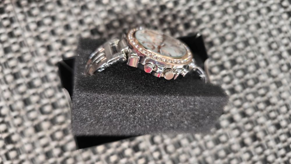 Ceas de mana incrustat cu pietre