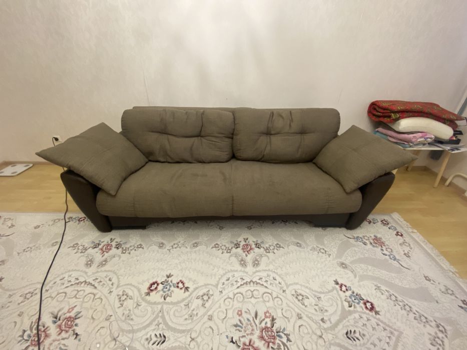 Продается диван б/у ,торг есть , самовывоз