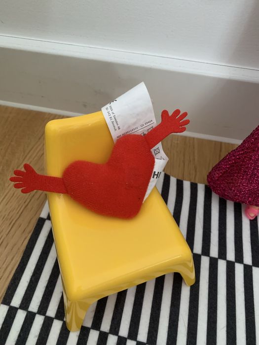 Papusa in camera de zi