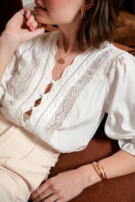 Бяла дантелена риза