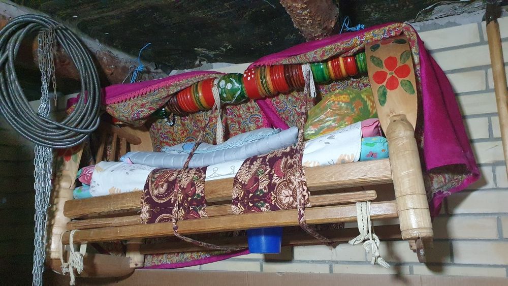 Бешик сотилади .