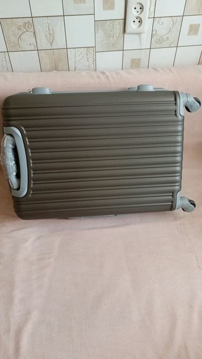 Продам чемодан новый