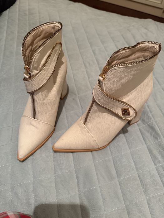 Белые туфли на каблуке