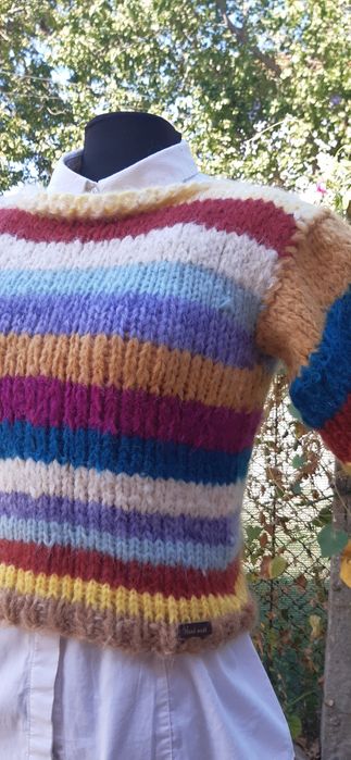 Ръчно изплетен пуловер