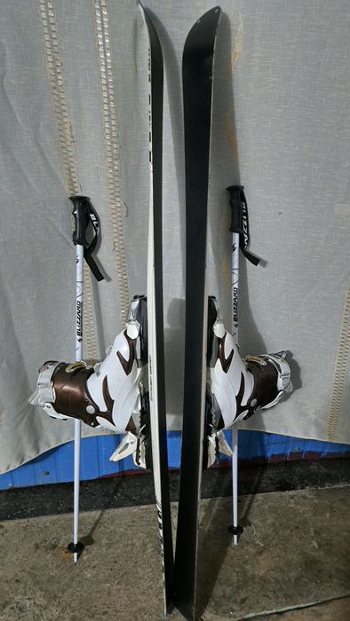 Vînd set ski +clăpari + bețe.
