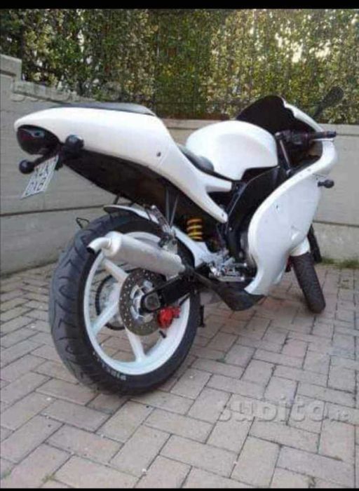 Vând motocicleta, cască și mănuși