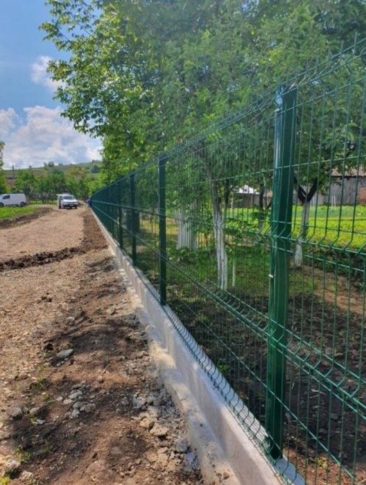 Gard nou din lamele metalice, rezistent și durabil, potrivit pentru împrejmuirea proprietății. Culoare maro