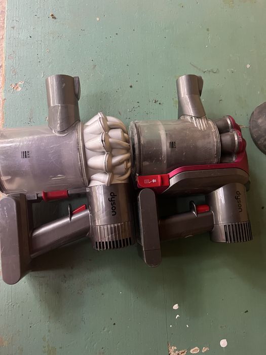 2x aspiratoare Dyson