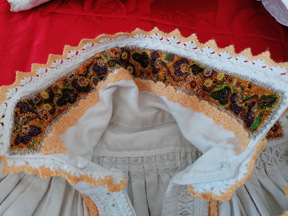 Vind cămăși de bărbați instare foarte bună cu margele pe pinza de casă