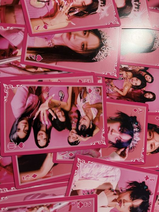 Албум на (G)I-DLE Queencard  |  | 54 карти за игра, Фотокартички, Мини диск, Татуировки, Постерче и още много подаръци