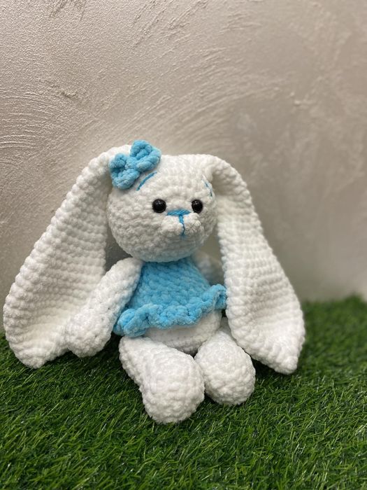 Ръчно изплетена играчка - зайче