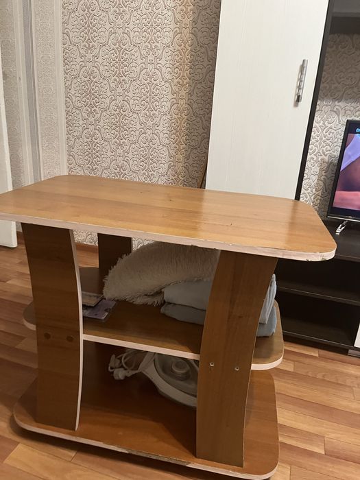 Продам стол б/у передвижной