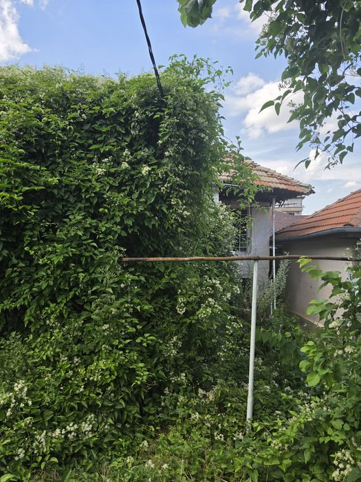 продавам двуетажна къща с два двора 1200кв.м