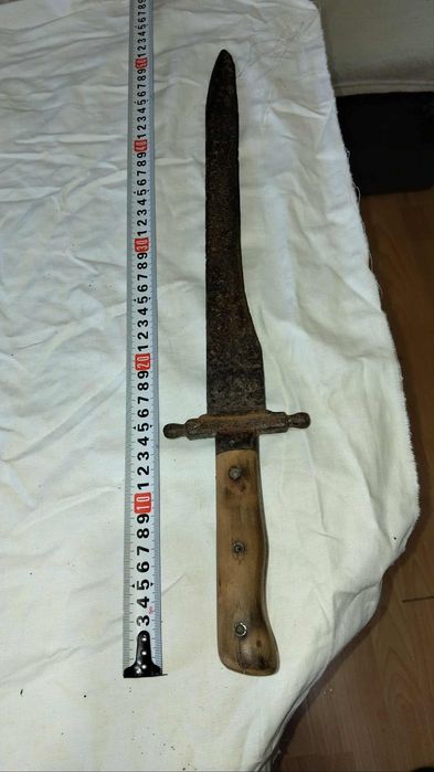 Продавам много стар нож