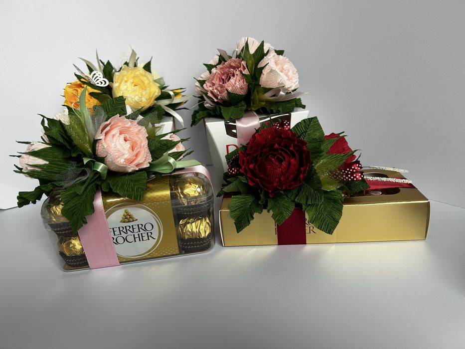 Aranjament floral handmade din hartia creponata cu bomboane la comanda