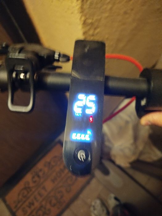 Trotinea electrica 31km/h maxim 25km autonomie