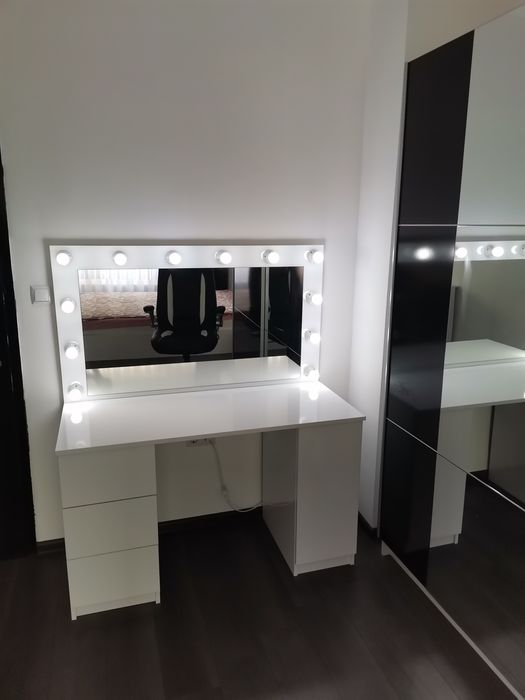 Огледало с осветление тип Hollywood – стил, светлина и лукс