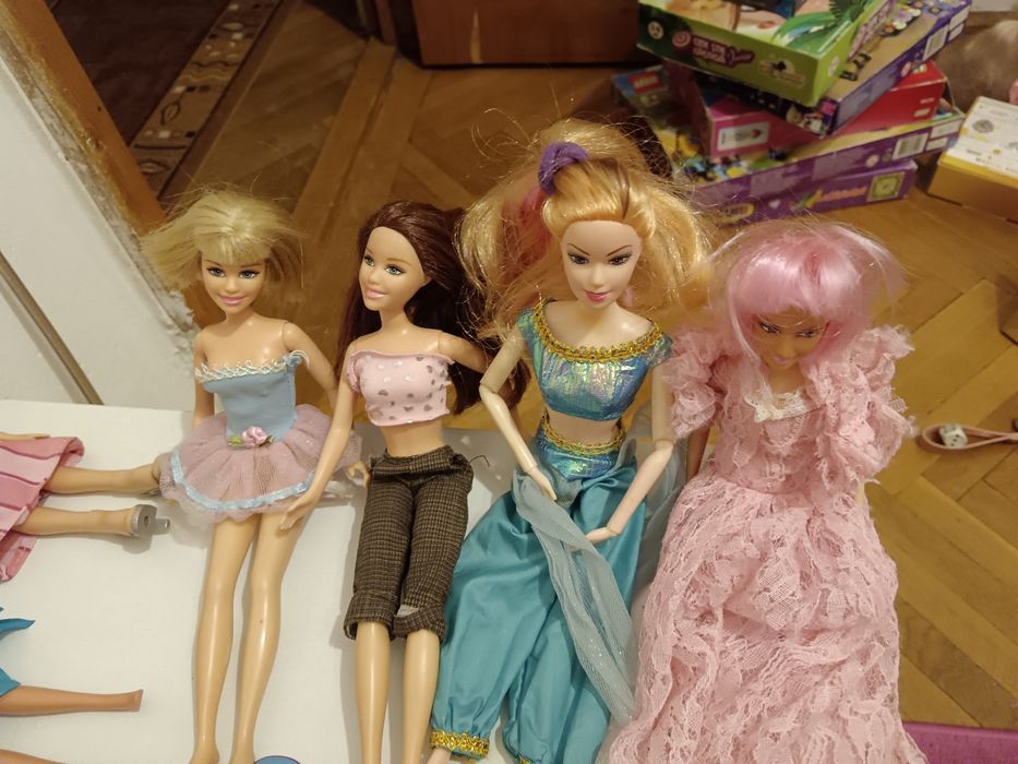 Păpușa Maia și Barbie