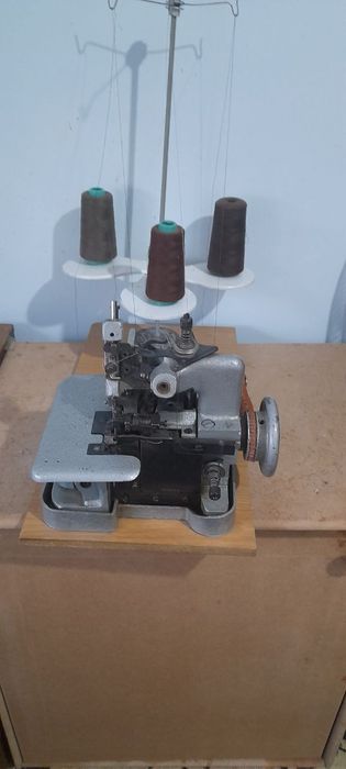 Швейная машинка Оверлок и Зингер